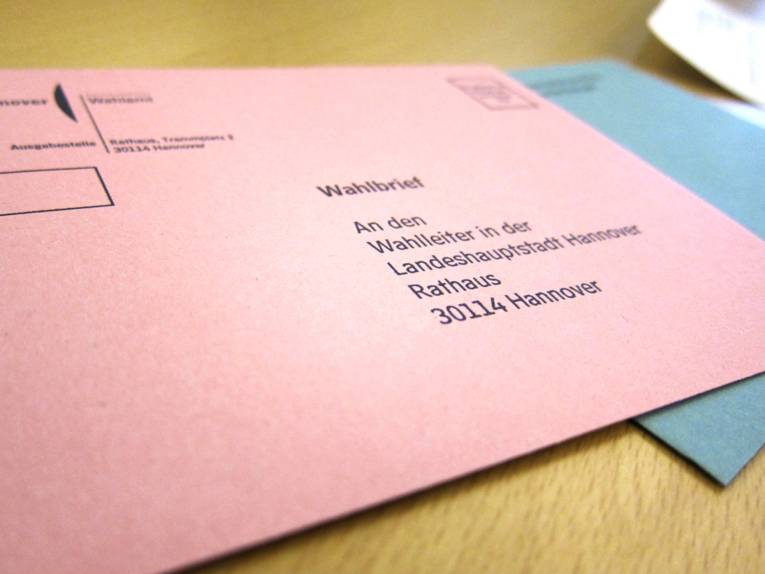 Ein lachsfarbener Umschlag, in dem die Briefwahlunterlagen an den Wahlleiter geschickt werden