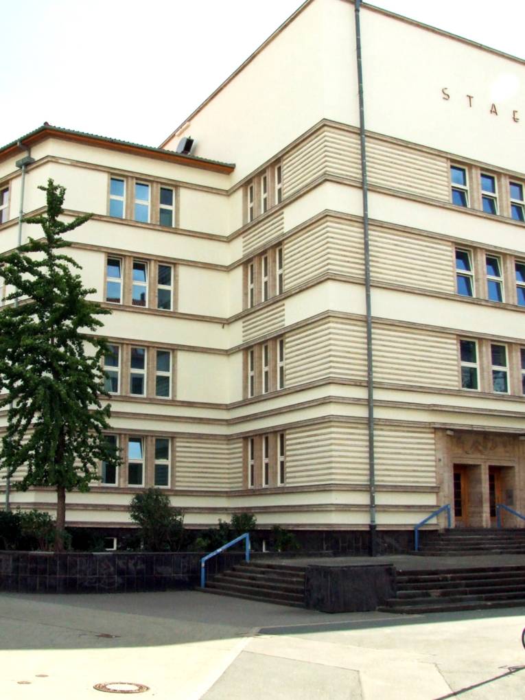 Blick von außen auf ein Schulgebäude