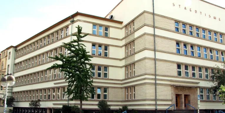 Blick von außen auf ein Schulgebäude