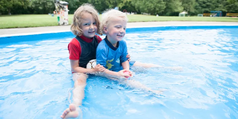 Zwei Kinder im Plantschbecken eines Freibades