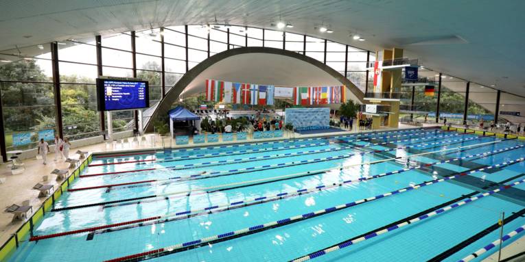 Überblick über eine Schwimmhalle mit markierten Schwimmbahnen