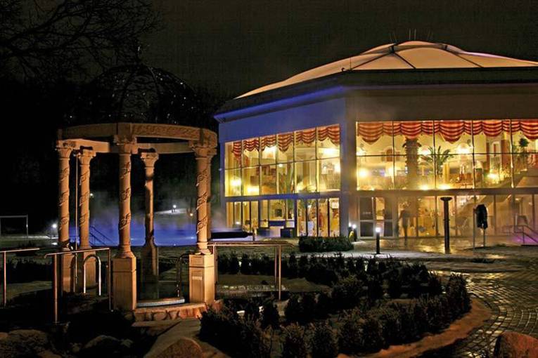 Erleuchtetes Gebäude am Abend