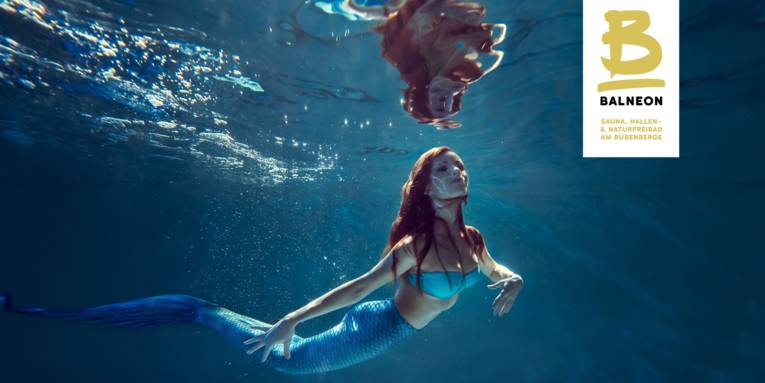 Eine unter Wasser schwimmende Frau mit einem Fischschwanz