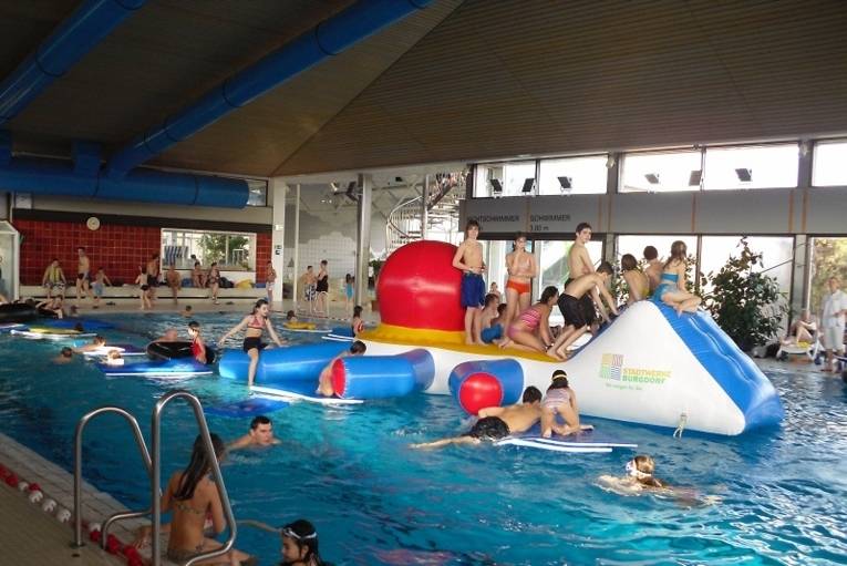 Aufgeblasene Kunststoffkrake im Hallenbad mit tobenden Kindern