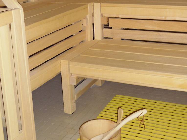 Saunaeimer mit Schöpfkelle und Saunabänke