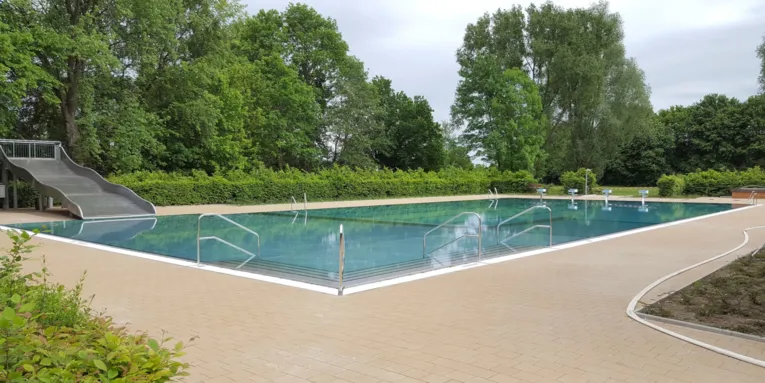 Schwimmbecken mit großer Rutsche