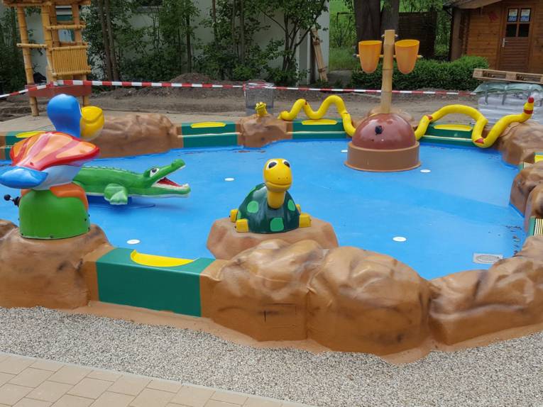 Schwimmbecken mit großer Rutsche