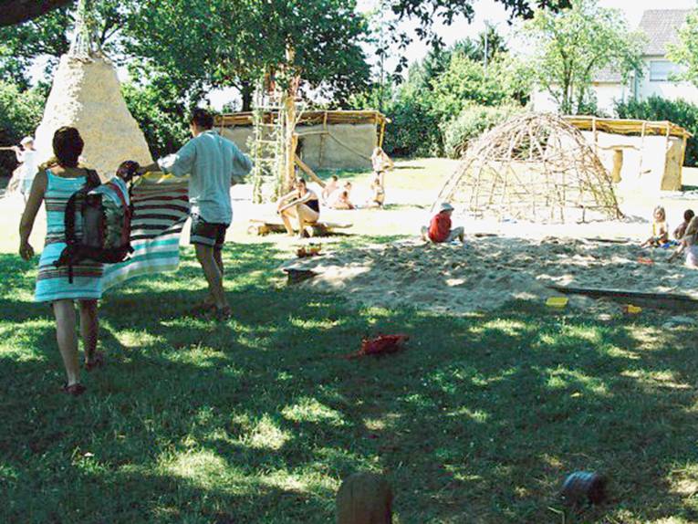Indianerzelt, Klettergerüste, Grün- und Sandbereich, Kinder beim Spielen