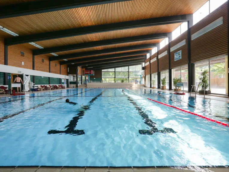 Das Schwimmerbecken des Stöckener Bads. Zwei Badende befinden sich am Beckenrand.