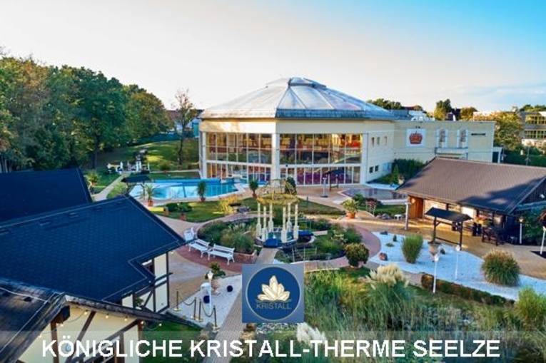 Gebäude mit großer Glasfront, Außenpools und weitere kleiner Gebäude