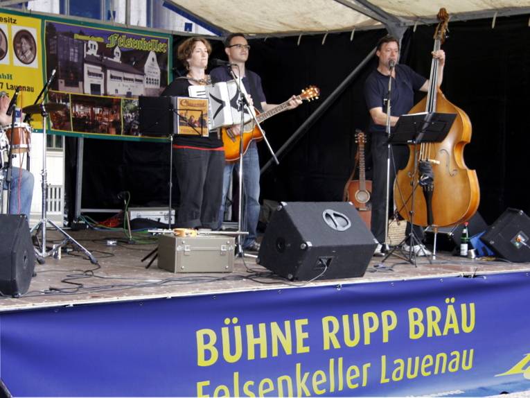 Künstler stehen auf der Bühne von Rupp Bräu (Felsenkeller Lauenau) beim Entdeckertag