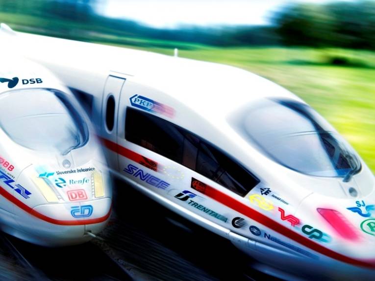 Zwei Schnellzüge mit Logos verschiedener Bahngesellschaften
