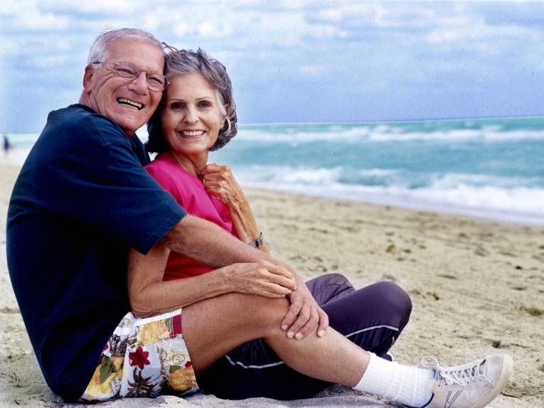 Glückliches älteres Paar am Strand