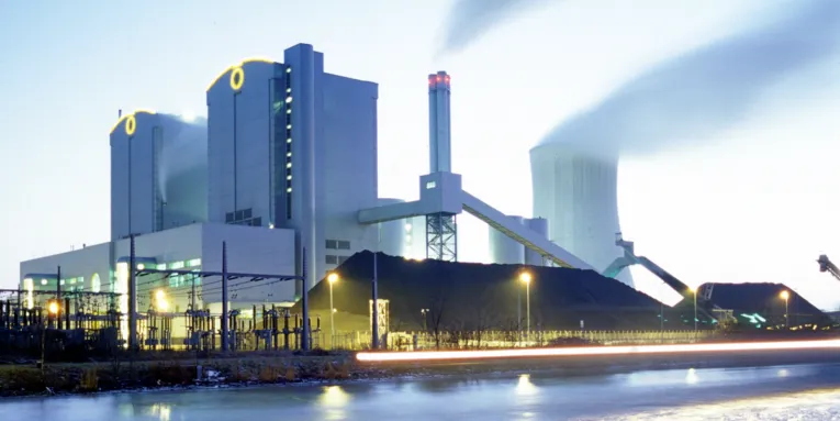 Eine Fabrik und davor ein Kanal