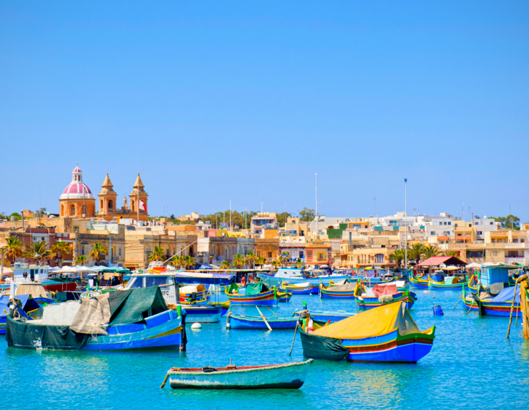 Die traditionellen Luzzu-Boote im Hafen von Marsaxlokk