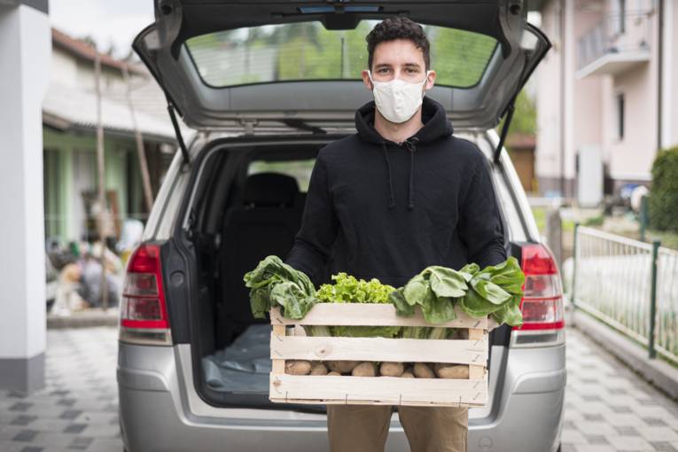 A delivery man working with a face mask