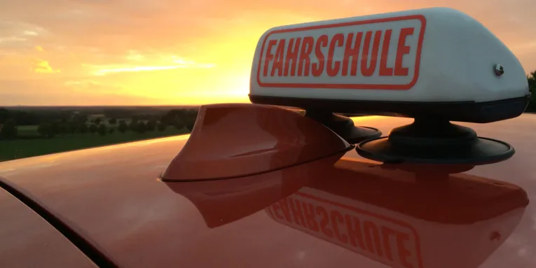 Fahrschulauto im Sonnenuntergang