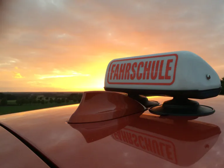 Fahrschulauto im Sonnenuntergang