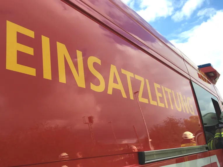 Blick auf die Seite eines Einsatzleitfahrzeuges der Feuerwehr.
