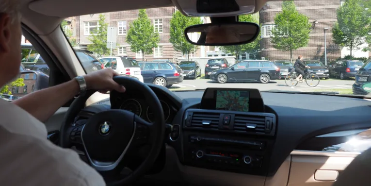Ein Mann fährt in seinem Auto.