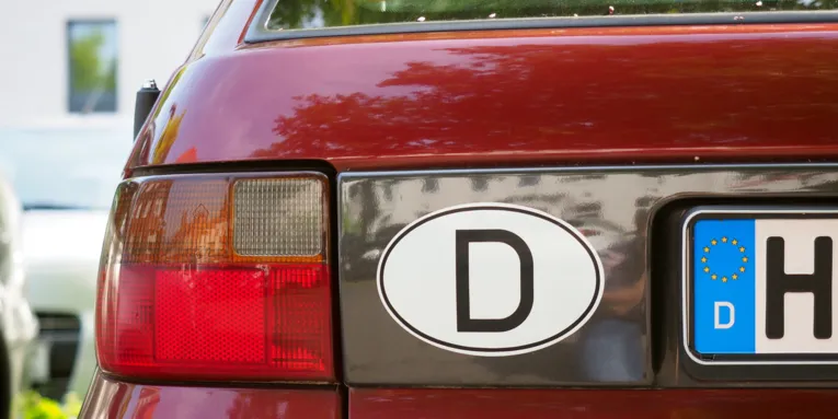 D-Aufkleber am Heck eines Autos.