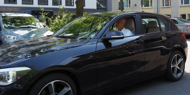 Ein Mann fährt in seinem Auto.