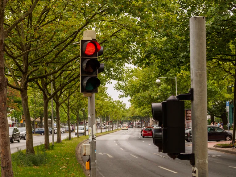 Eine Ampel die rot zeigt.