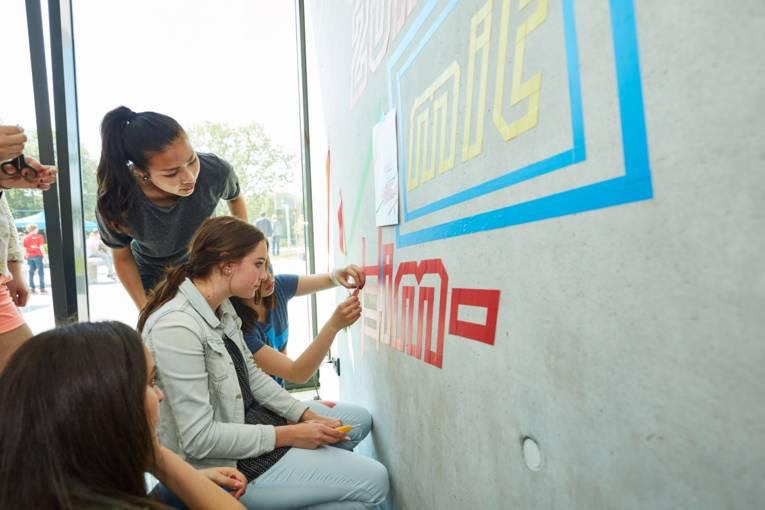 Kunstkurs der Marie-Curie-Schule gestaltet azubi21 Motiv mit TapeArt Künstlerin Enni Vuong