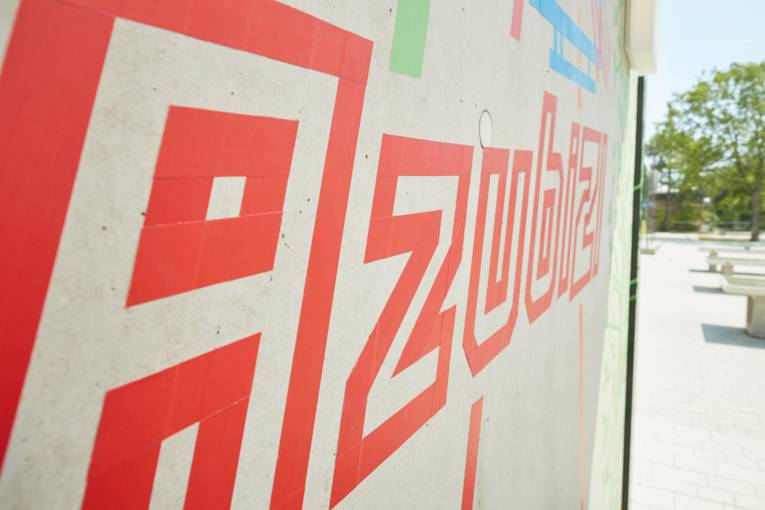 Kunstkurs der Marie-Curie-Schule gestaltet azubi21 Motiv mit TapeArt Künstlerin Enni Vuong