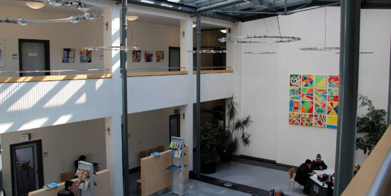 Moderne Halle von einer Balustrade aus fotografiert.