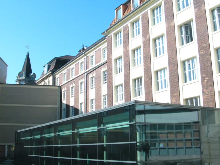 Anbau aus Glas, Stahl und Beton im Innenhof des Regionshauses.