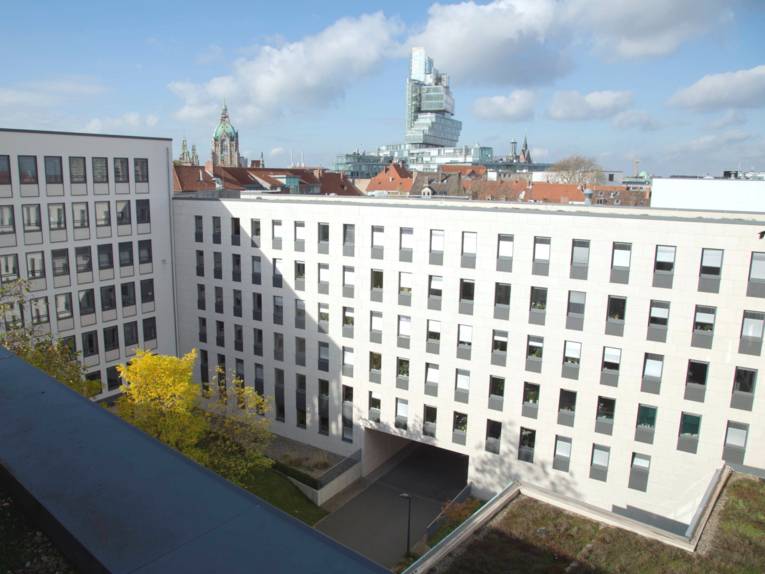 Blick über den Anbau am Regionshaus zum Neuen Rathaus und zum Gebäude der Norddeutschen Landesbank.