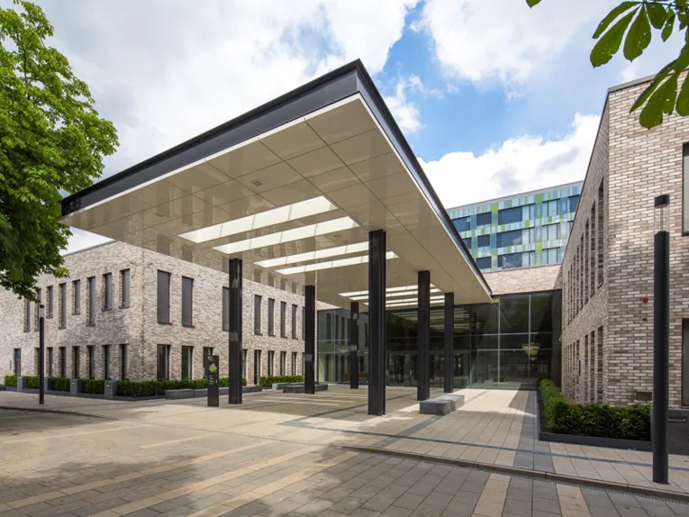 Der Haupteingang eines modernen Klinikums.