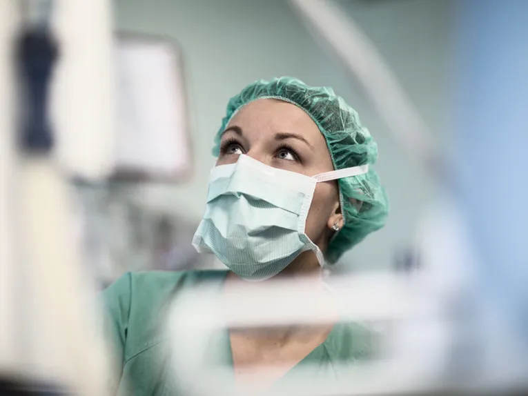 Krankenschwester mit Mundschutz