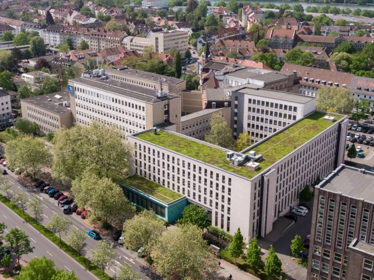 Gebäudekomplex der Region Hannover zwischen Hildesheimer Straße und Maschstraße aus einer leichten Vogelperspektive vom Dach eines gegenüberliegenden Gebäudes. 