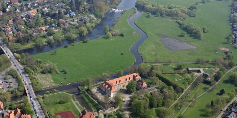 Neustadt am Rübenberge aus der Luft, die Leine und Schloss Landestrost sind gut zu erkennen.