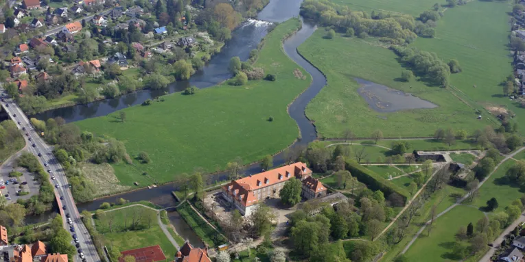 Neustadt am Rübenberge aus der Luft, die Leine und Schloss Landestrost sind gut zu erkennen.