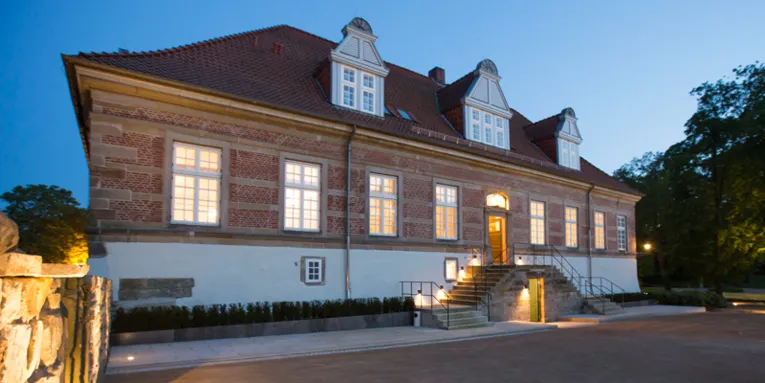 Nordflügel Schloss Landestrost am Abend mit dezenter Beleuchtung