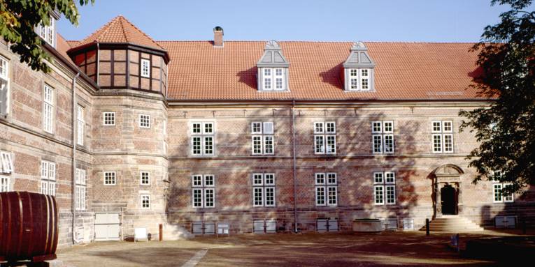 Blick vom Schlosshof auf das Schloss Landestrost.