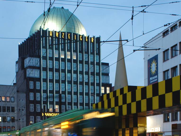 Backsteingebäude über zehn Geschosse mit charakteritischer Dachkuppel.