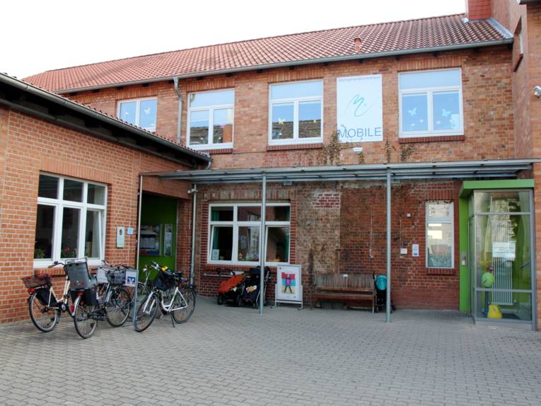 Zweigeschossiges Backsteingebäude mit Satteldach.