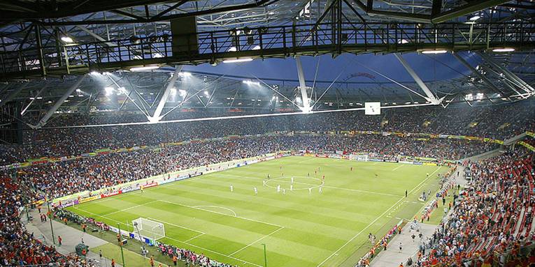 Blick von den oberen Rängen auf das Spielfeld des Fußballstadions in Hannover.