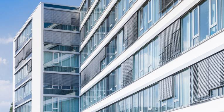 Glasfronten eines modernen Verwaltungsgebäudes
