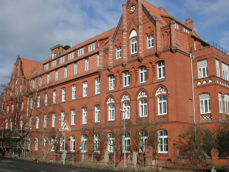 Blick auf einen großen Backsteinbau.