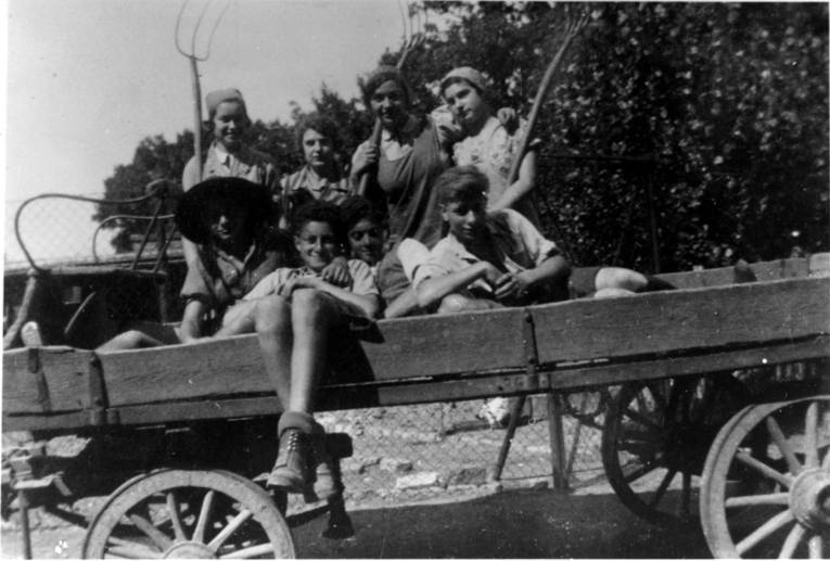 “Finishing time” around 1937. Ilse Buchholz (later Deborah Bakschitzky, back left) emigrated to Palestine in 1939, Trudel Wertheim (later Trudy Galetzka, back right) emigrated to Great Britain in 1939. 