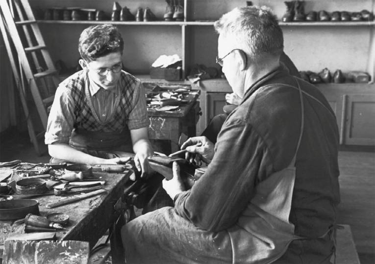 Shoemaker Heinrich Germer and apprentice Jacob Heimann in 1938. The shoemakers’ workshop was located on the ground floor of the gatekeeper’s lodge.