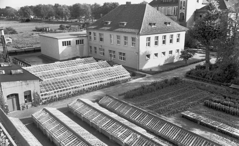 Service building with gymnasium. Seen from the north-west in 1938, behind it the principal’s house and – almost completely hidden by trees – the main building