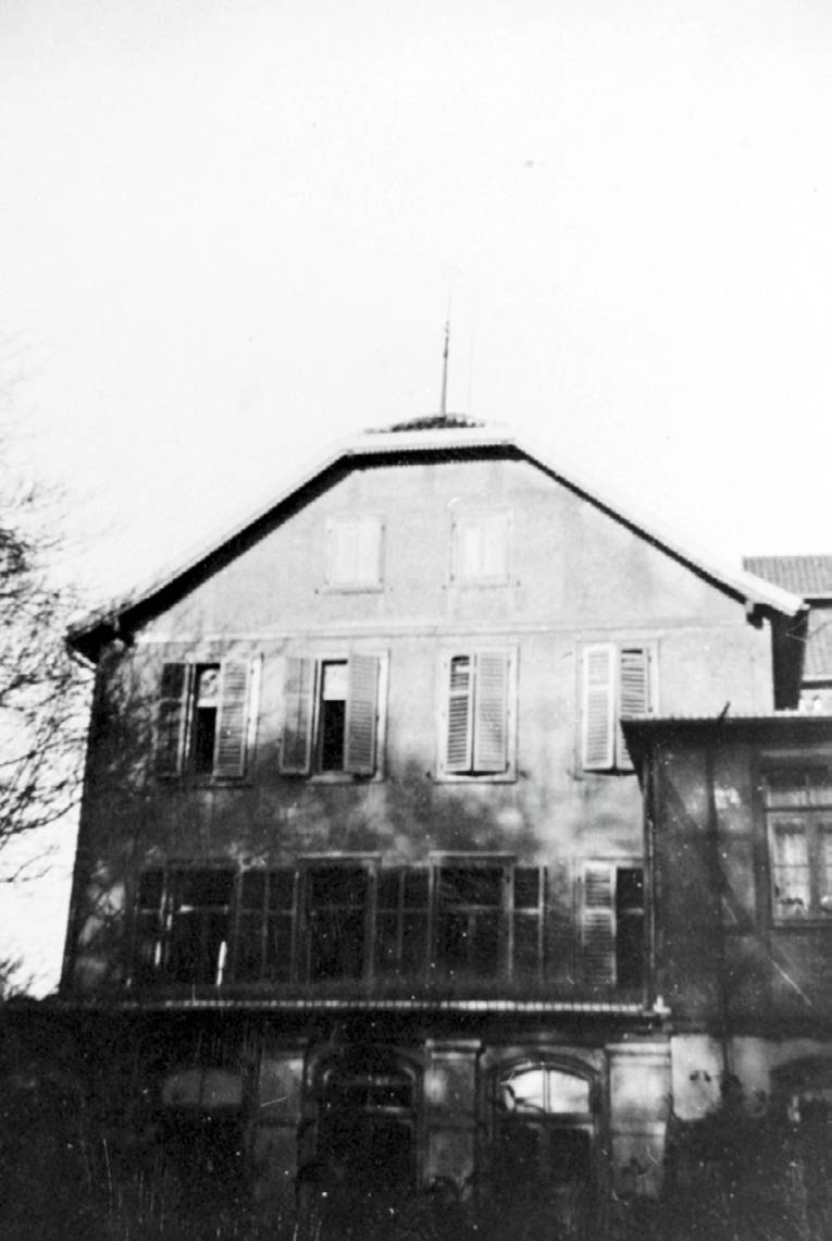 Main building and annexes on Harenberger Strasse (today Heisterbergallee) in the 1930s. A Star of David adorns the gable.