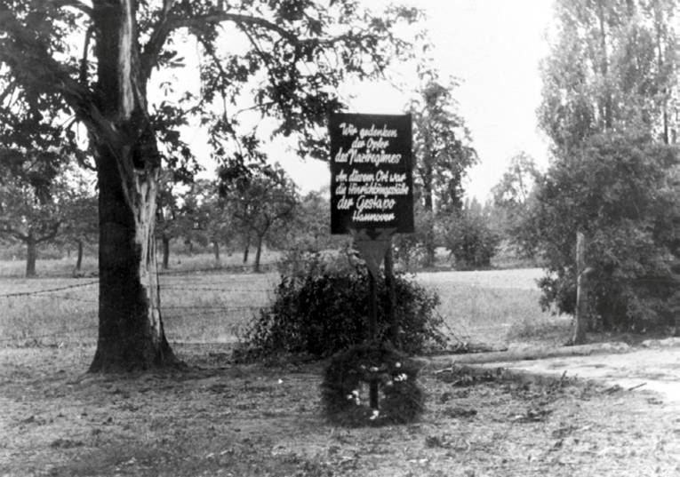 Commemorative plaque put up in 1947 in remembrance of Gestapo prisoners murdered on the site of the sukkah, which had been moved. The chestnut tree was damaged when the Gestapo burned incriminating material here.  