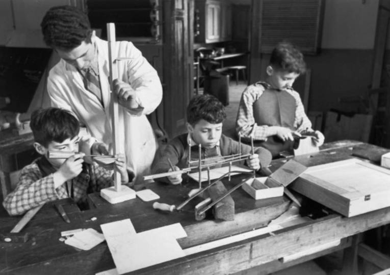 Elementary school pupils during handicraft instruction in 1940